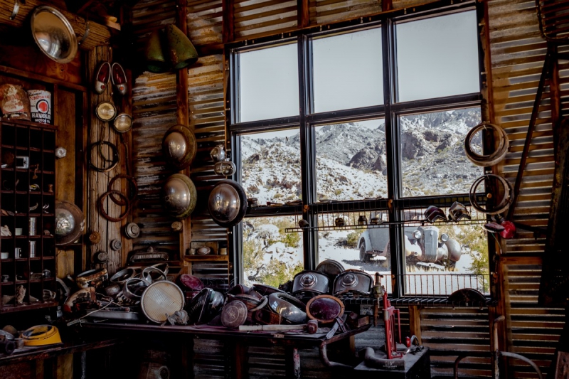 cordonnerie-BERRE LES ALPES-min_shop_window_part_junk_abandoned-138873